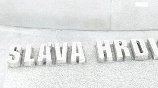 Sightseeing!, Sc.1 (Hans Lecker, Nick Fox)