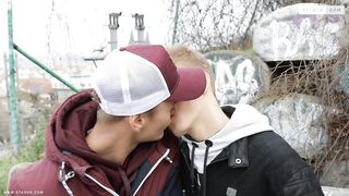 Sightseeing!, Sc.1 (Hans Lecker, Nick Fox)